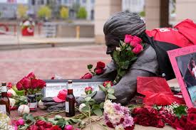 Pete Rose statue and fan tributes